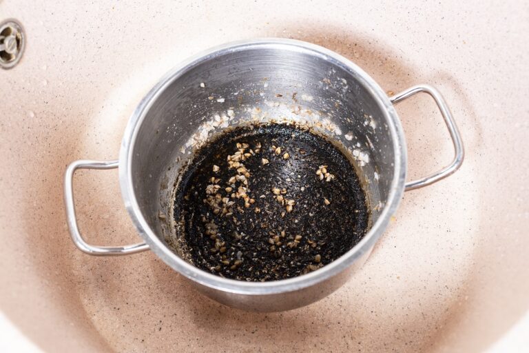 Comment nettoyer une casserole en inox brûlée